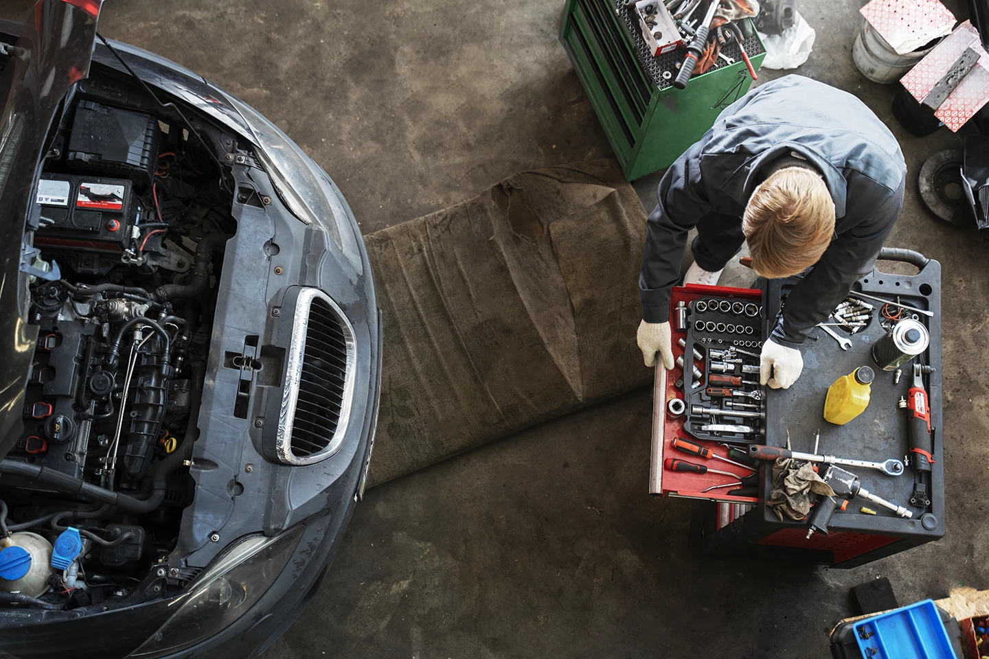 top view man repairing car kopie